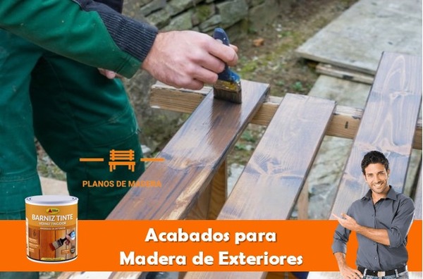 Carpintero-aplicando-barniz-para-acabados-de-madera-de-exteriores